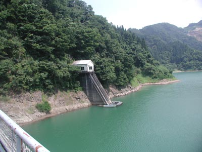 ダム湖と取水口