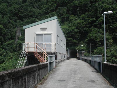 天端は道路になっています