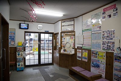 待合室には窓口が開いています