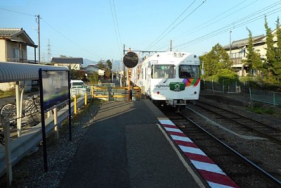 電車がホームに到着します