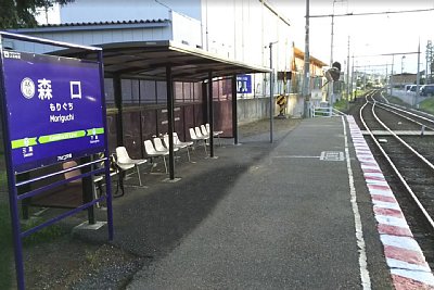 駅名標と待合所と構内踏切