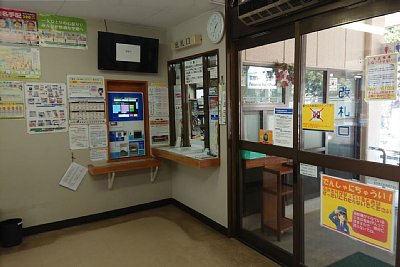 窓口と自動券売機があります