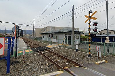 信濃荒井駅そばの踏切と構内踏切がありますが