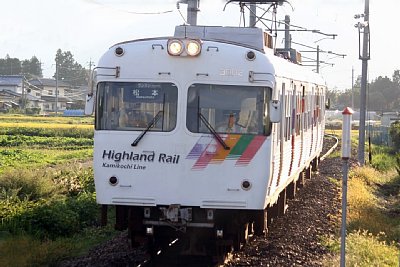 到着する3000系電車