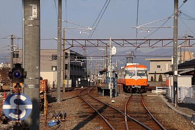 電車の手前が構内踏切ですが、遮断機もない