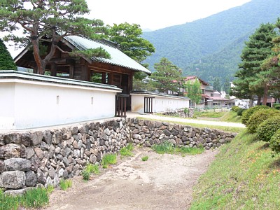 神岡城本丸門と内堀、石垣