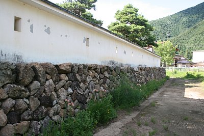 本丸石垣と城壁と内堀