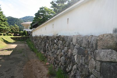 本丸石垣と城壁