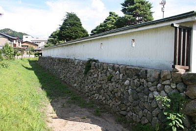 本丸北東部の石垣と城壁と空堀
