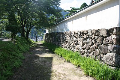 本丸石垣と城壁と内堀