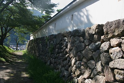 本丸南西部の石垣と城壁