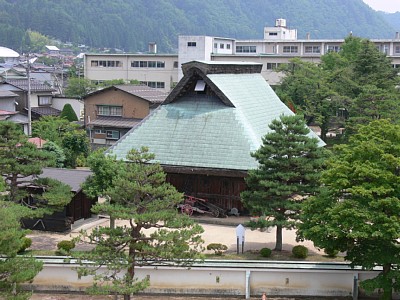 神岡城天守から旧松葉家を望む