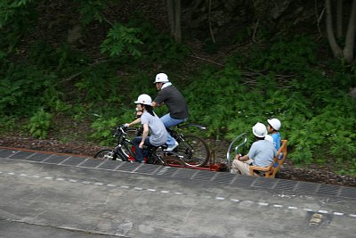 神岡大橋駅を通過するマウンテンバイク