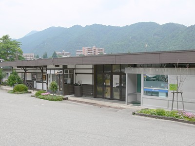 旧駅舎は喫茶店になっています