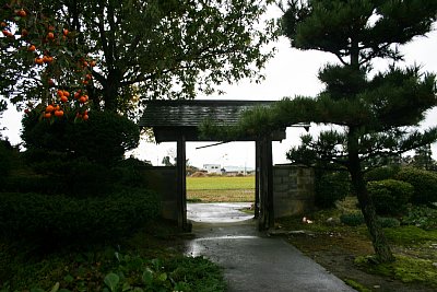 正門を館跡から
