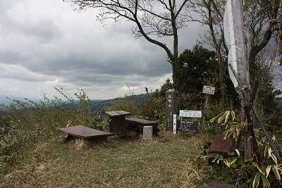 山頂にも砦があったようですが・・・狭い