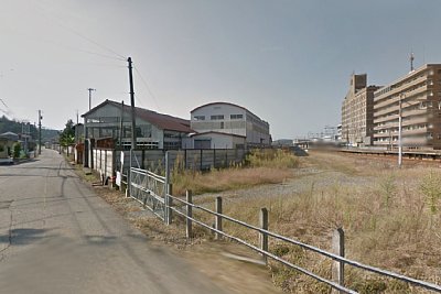 山中線ホーム跡から線路がカーブして道路をまたぎます