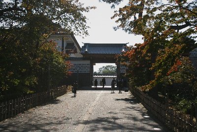 河北門一の門への坂はけっこう急です