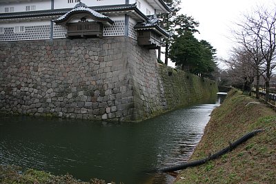 金沢城二の丸東側の石垣と水堀