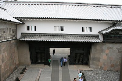 石川門内部の回廊から門を見る