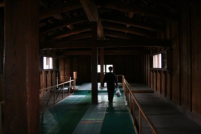 石川門内部の回廊から門を見る