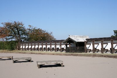 三の丸の土塀と門