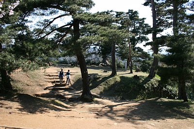 春日山城本丸から天守閣跡を見る