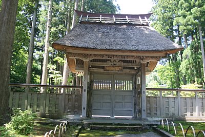 林泉寺惣門は春日山城搦手門を移築したものです