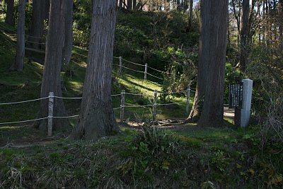 三の丸への通路の途中に甘粕近江守屋敷跡があります