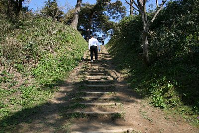 井戸曲輪から本丸跡への階段