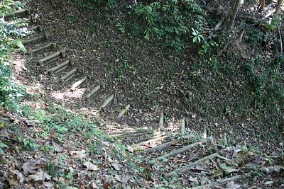 主郭への登城道との合流地点に戻ります