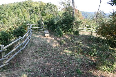 主郭の北側には土塁があります