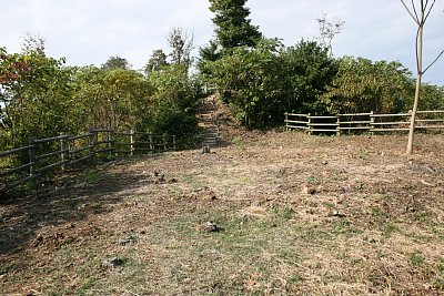 東曲輪には見張り所程度の建物しかなかったのでは