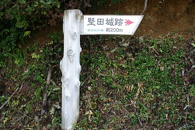 城への入口にはこのような看板があります