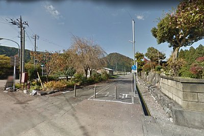 下吉谷駅ホームは路線跡の左側にあった