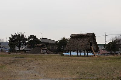 高床式住居と復元された第13号住居