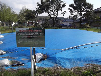 第13号住居脇（複製）は解体復元工事中です