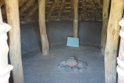 復元された第1号住居の内部