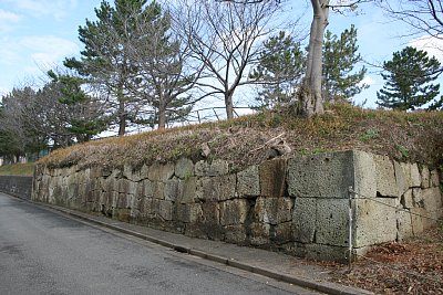 この地下に3.5mの石垣が眠っている