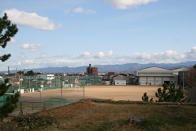 天守台の上から見た小松高校