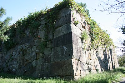 石垣の隅は大きな石を使っています