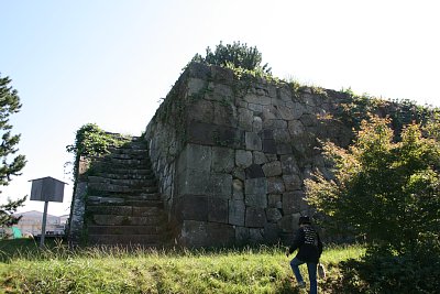 天守台に上る階段があります