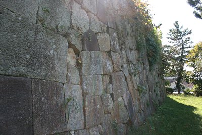 天守台の石垣の石の大きさはけっこうマチマチです