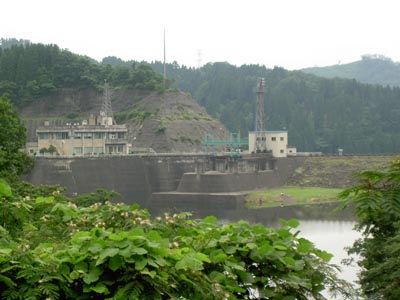 ダム湖の上流側から望む