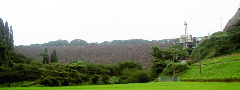 下流から子撫川ダム全景