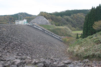 右岸からダム直下を見る