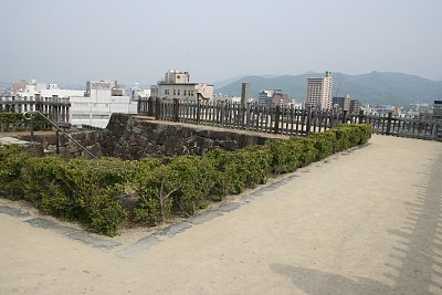天守台の上部 ここに天守があったとは思えません