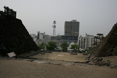 鉄門跡には礎石が