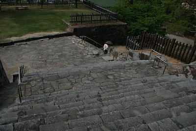 鉄門跡から中の門跡への石段