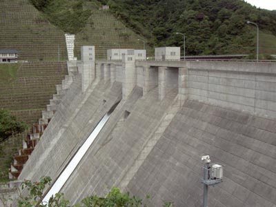 左岸下流側から堤体を見る